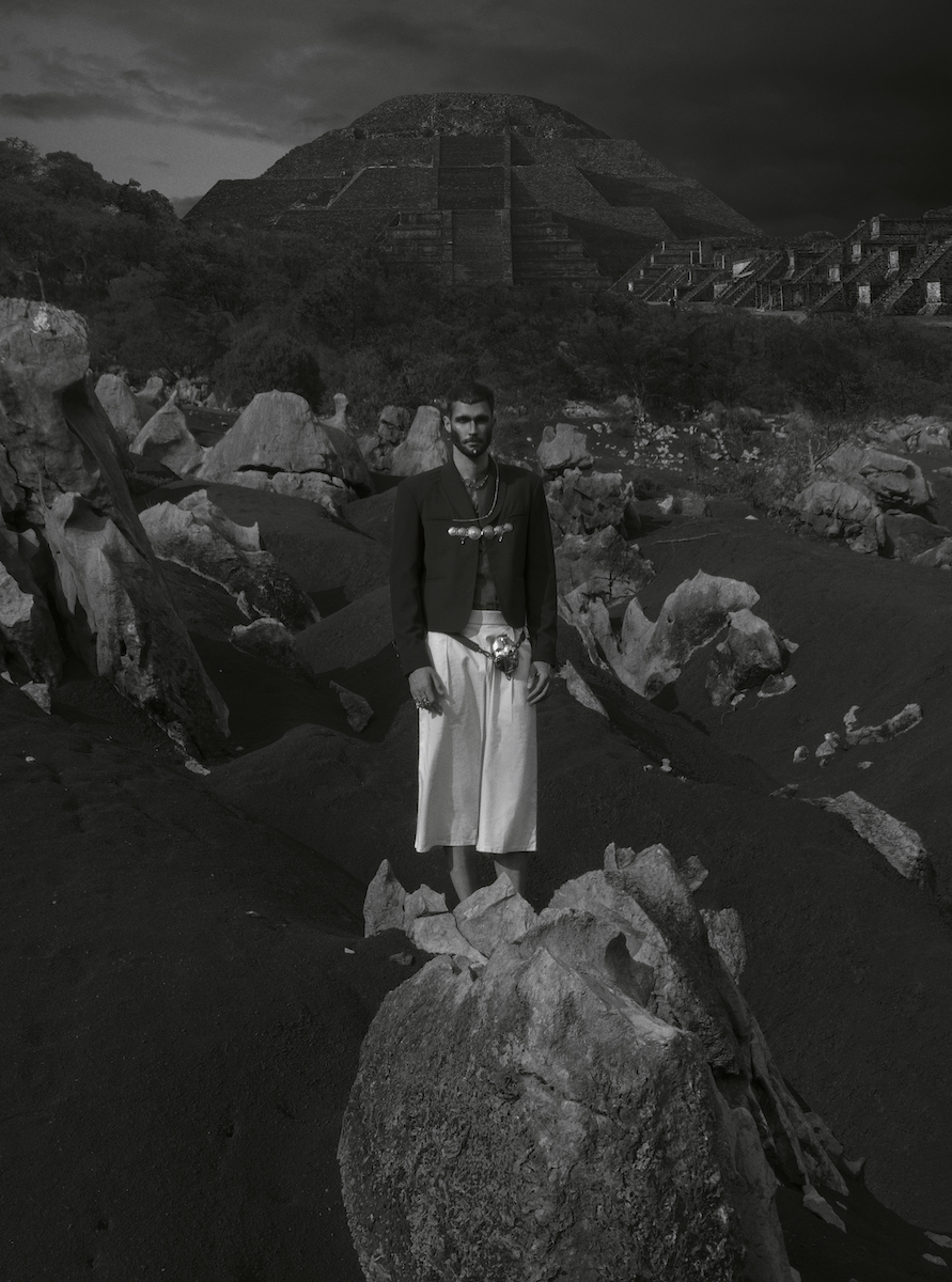  Футболка D. Pelcastre, блейзер Toronero, кюлоты Ocelote, сумка Nnerraum, украшения: Oro De Monte Albán, Cruzada, Eduardo Benitez, Toronero 