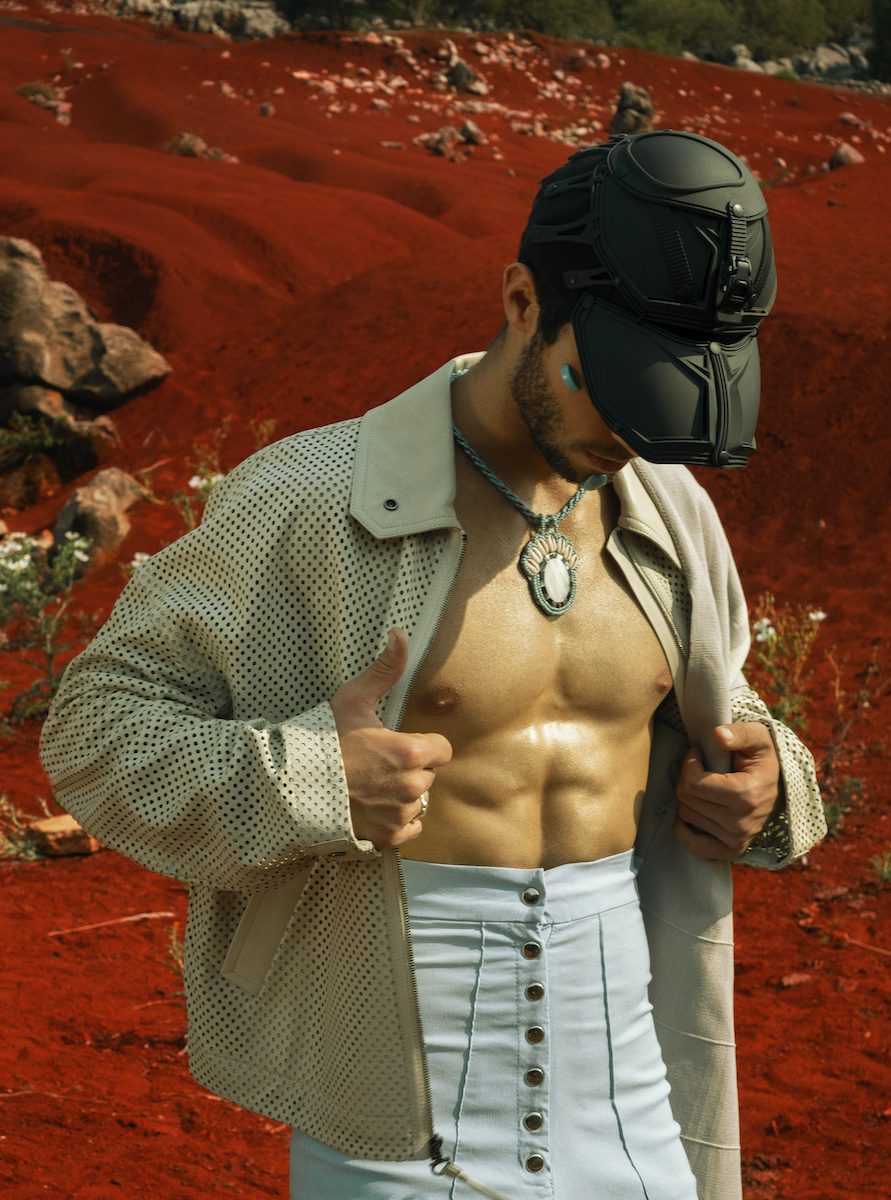 Куртка Salvatore Ferragamo, пончо Guillermo Jester, брюки Ary Villa, кепка Innerraum, украшения: Eduardo Benitez 