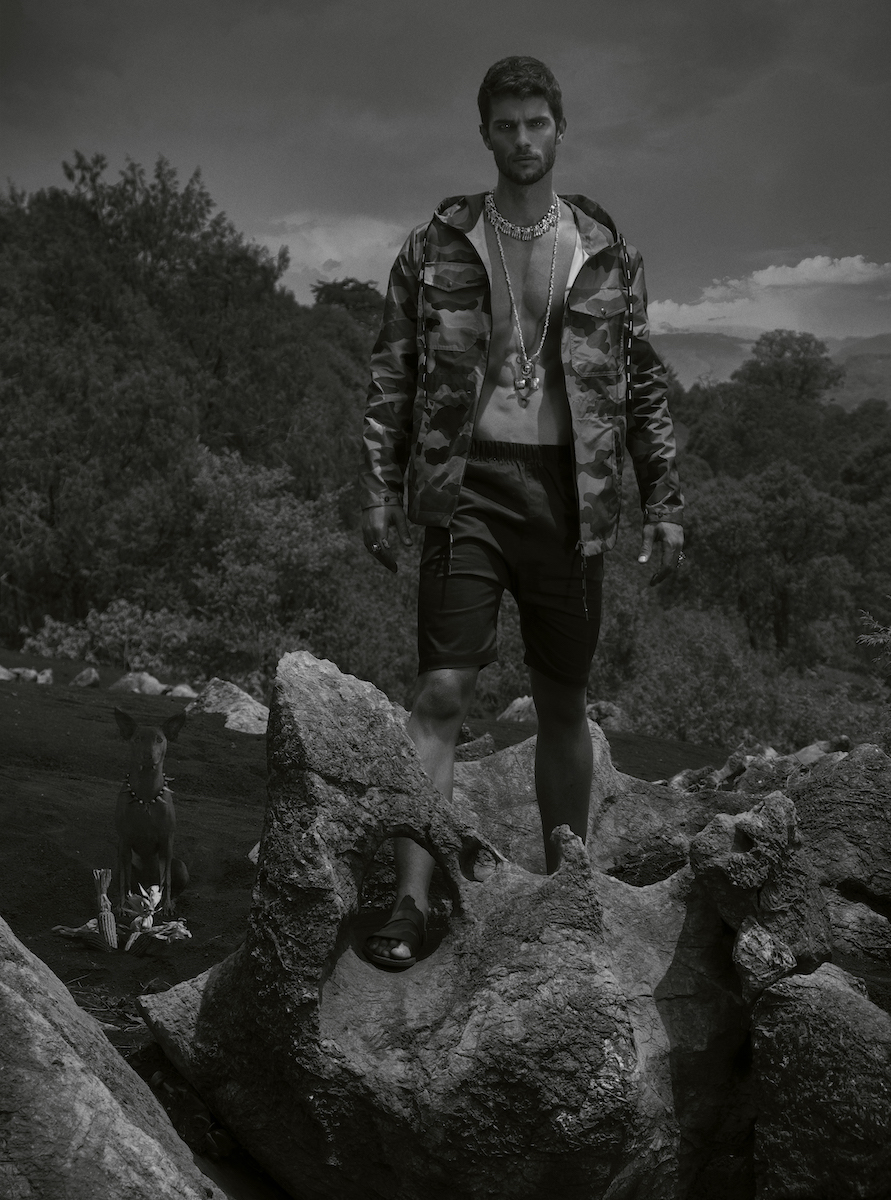 Куртка Moncler, шорты Maison Manila, сандалии H&M, украшения: Oro De Monte Albán, Cruzada, Eduardo Benitez 