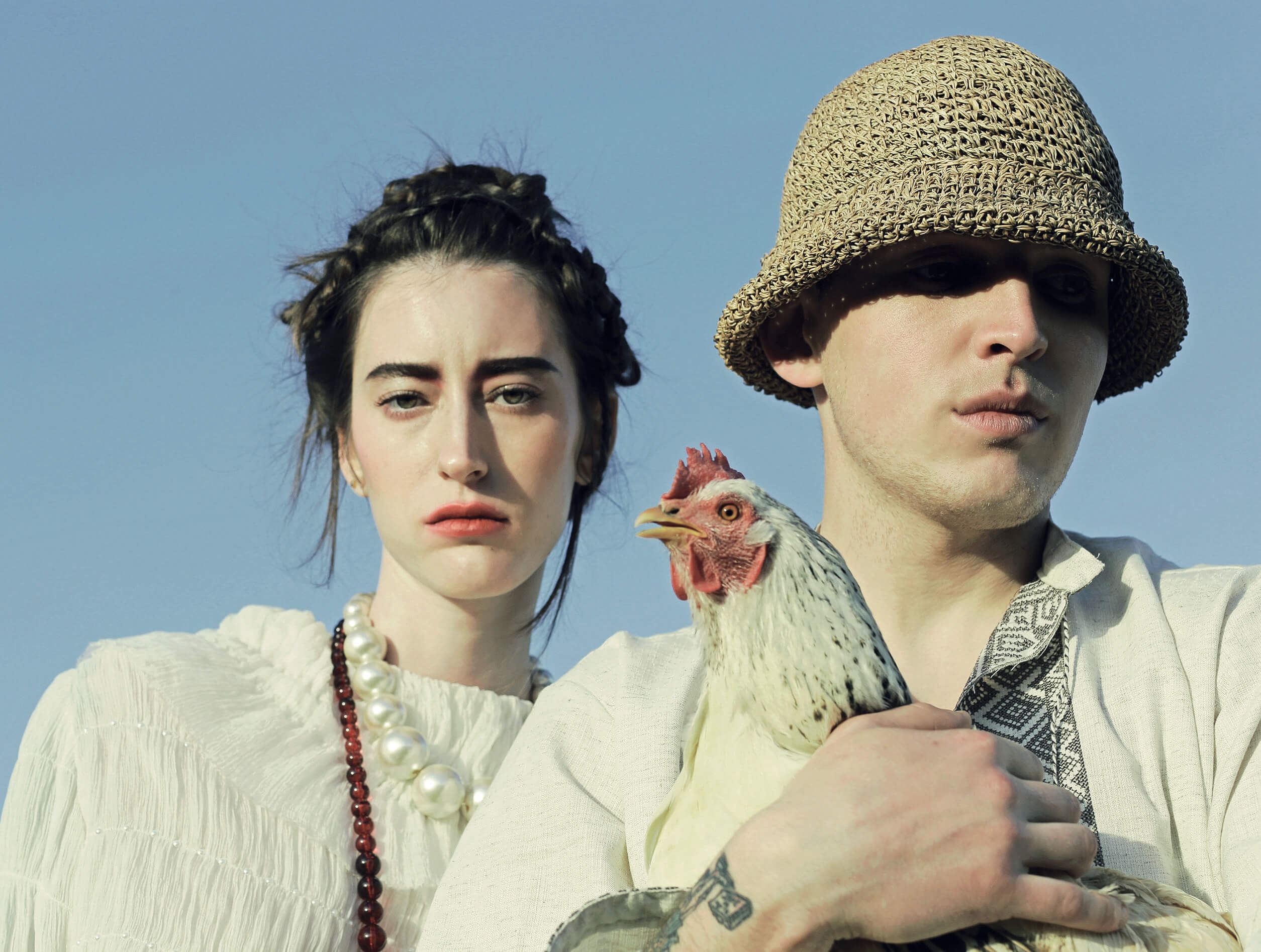 На Анастасии: блуза Karavay, бусы – собственность стилиста На Андрее: сорочка – часть украинского национального костюма, шляпа работы современных карпатских ремесленников