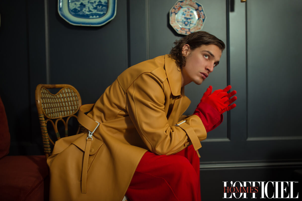 Тренч, брюки и перчатки – Louis Vuitton 