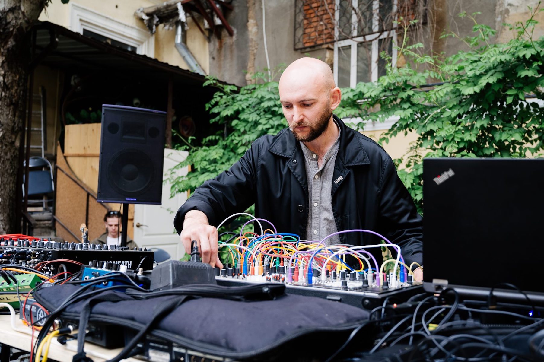  Музыкант Lu Joyce во время live выступления