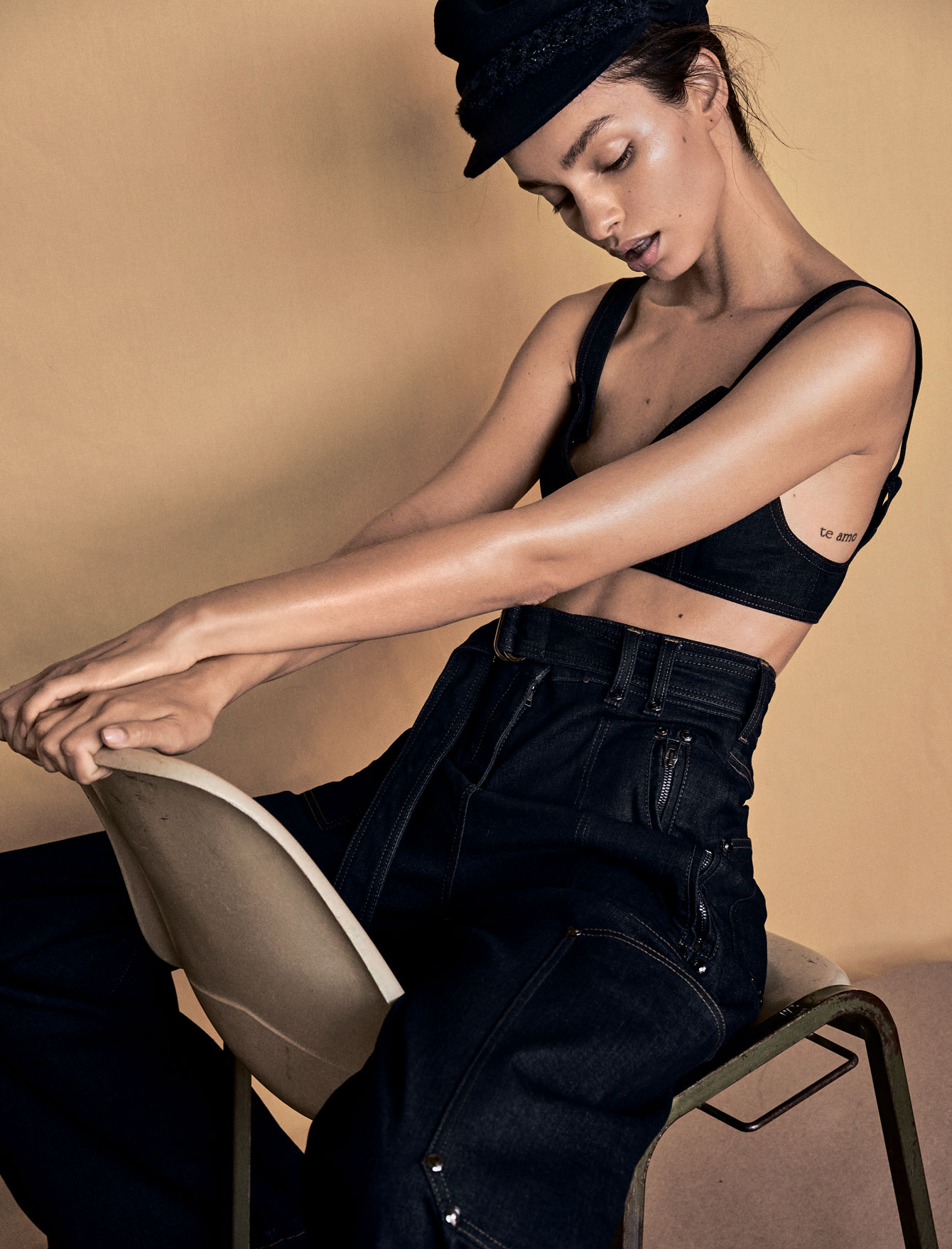 Бра и брюки – TOM FORD, кепка – CHANEL