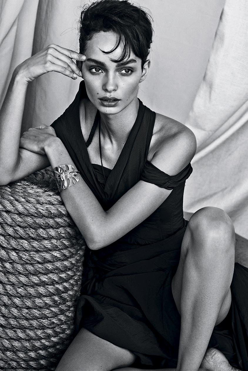 Платье – JASON WU, браслет – IZASKUN ZABALA