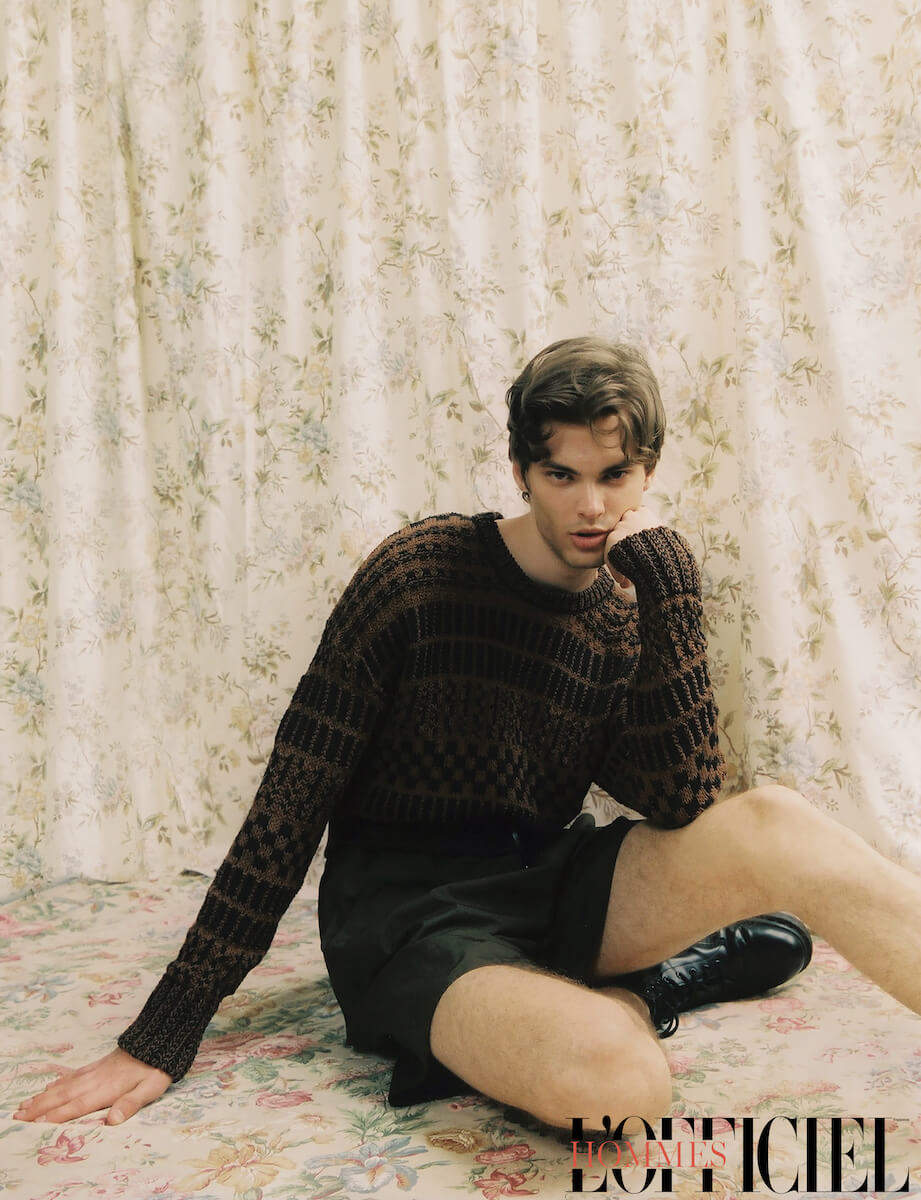 Свитер Ami, шорты Phillip Lim, ботинки Dr. Martens