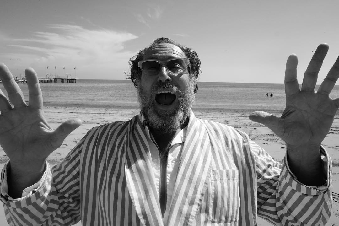 Джулиан Шнабель в объективе  Грега Уильямса (две черные точки справа- мы)