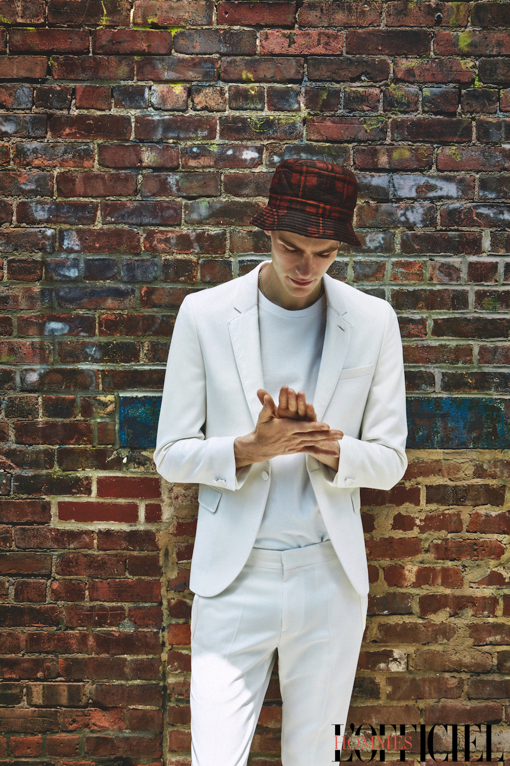 Футболка ACNE Studios; костюм Hugo Boss; панама C.P. Company