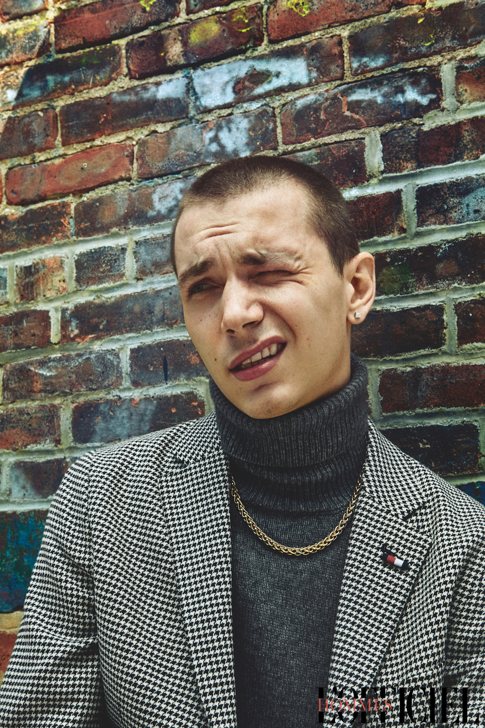 Водолазка Loro Piana; пиджак Tommy Hilfiger; украшение Versace Vintage; серьга Tiffany