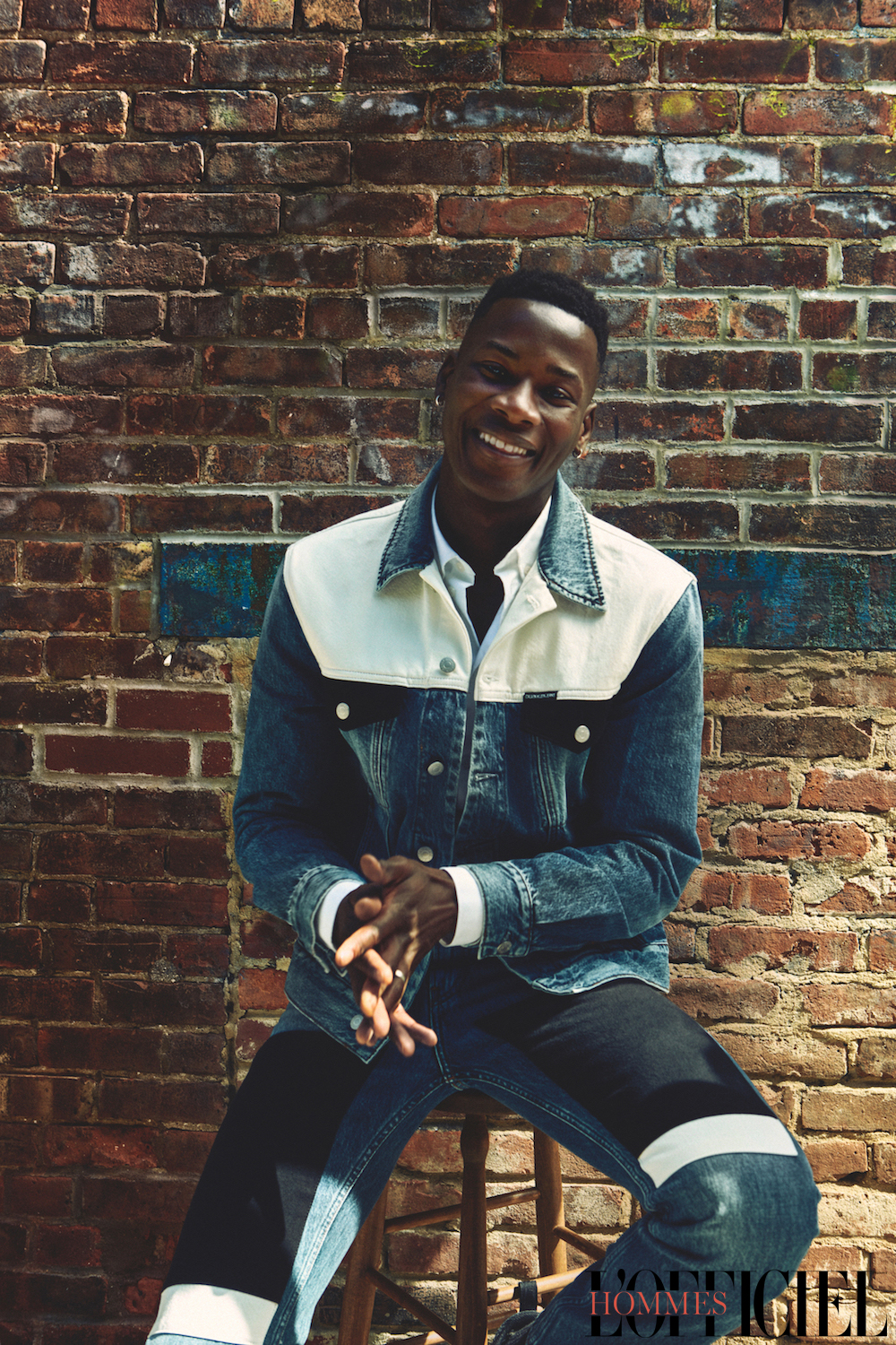 Куртка и джинсы – Calvin Klein Jeans; рубашка Saint Laurent