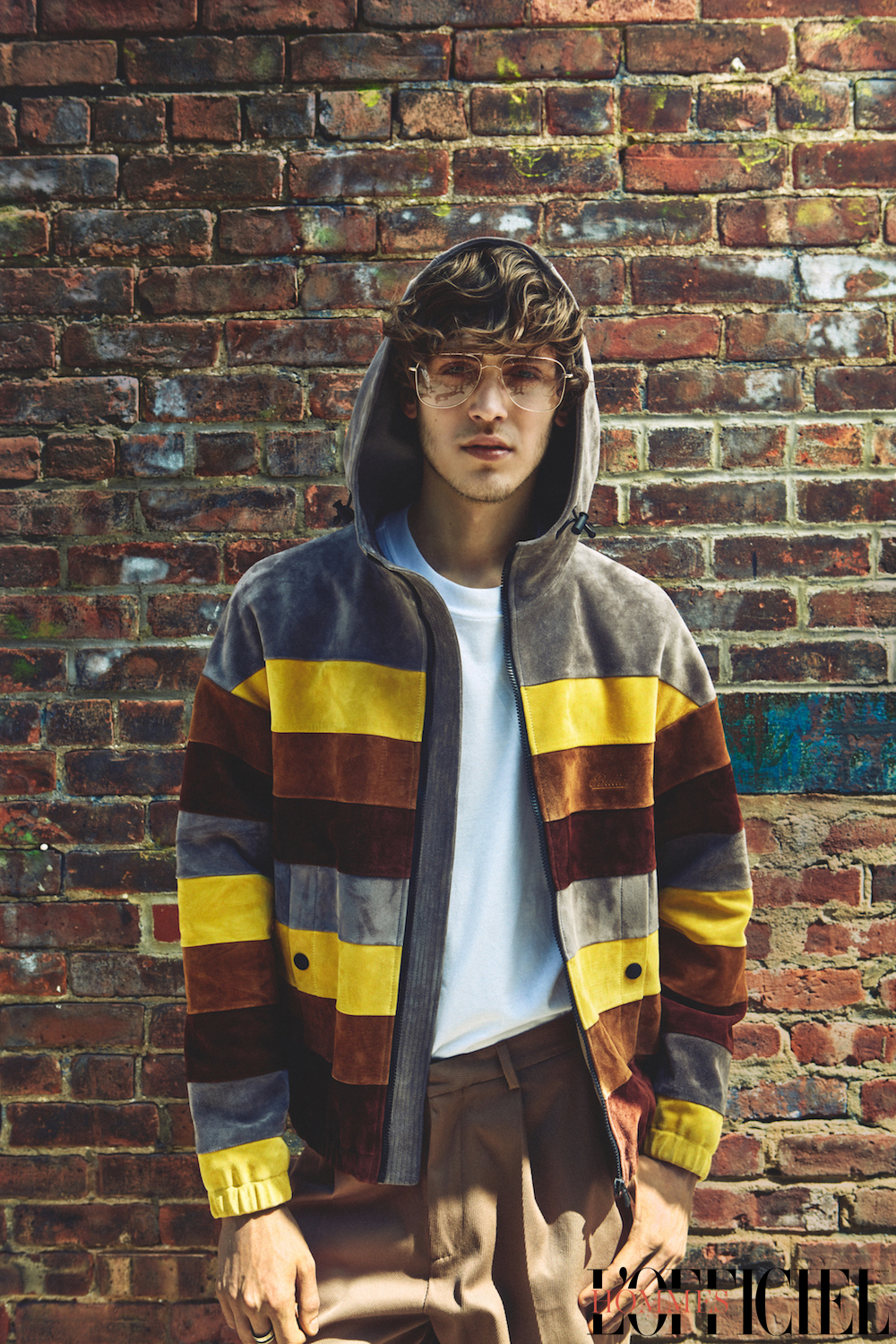 Футболка Sandro; кожаная куртка и брюки Bally; очки Andy Wolf