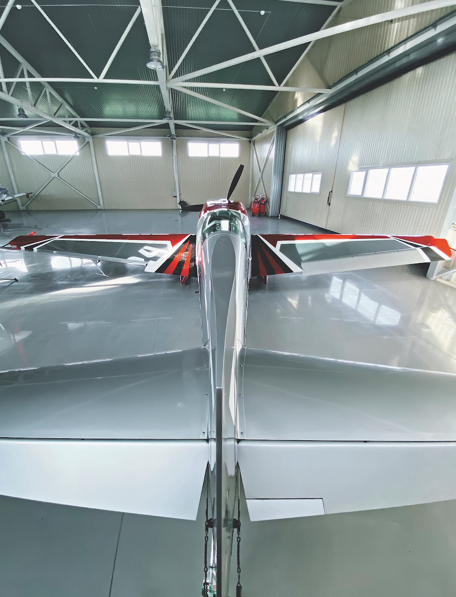 Самолёт Еxtra в ангаре аэродрома Киев-Южный 