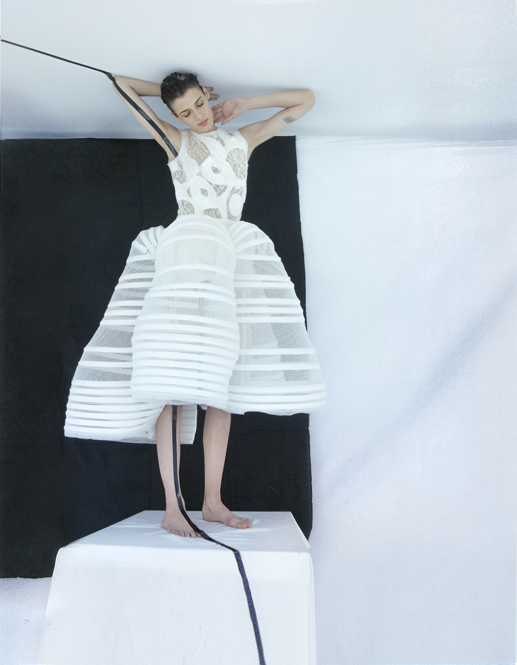 Белый топ из кружева Comme des Garcons Comme des Garcons, коллекция осень-зима 2015, юбка-кринолин  Comme des Garcons, коллекция весна-лето 2012