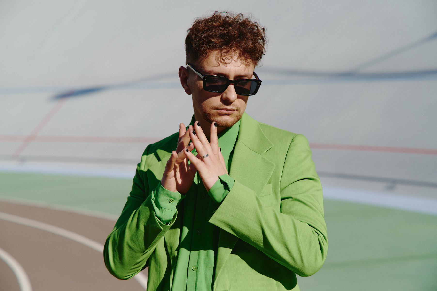 На Андрії: костюм та сорочка  — THEO