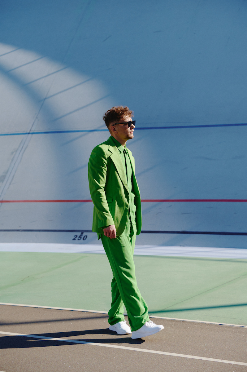 На Андрії: костюм та сорочка  — THEO