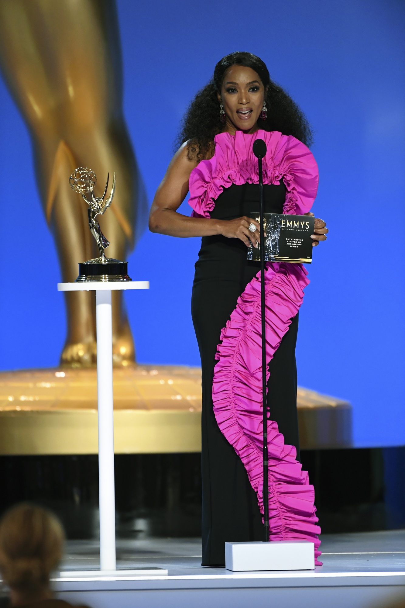 Анжела Бассет в Greta Constantine