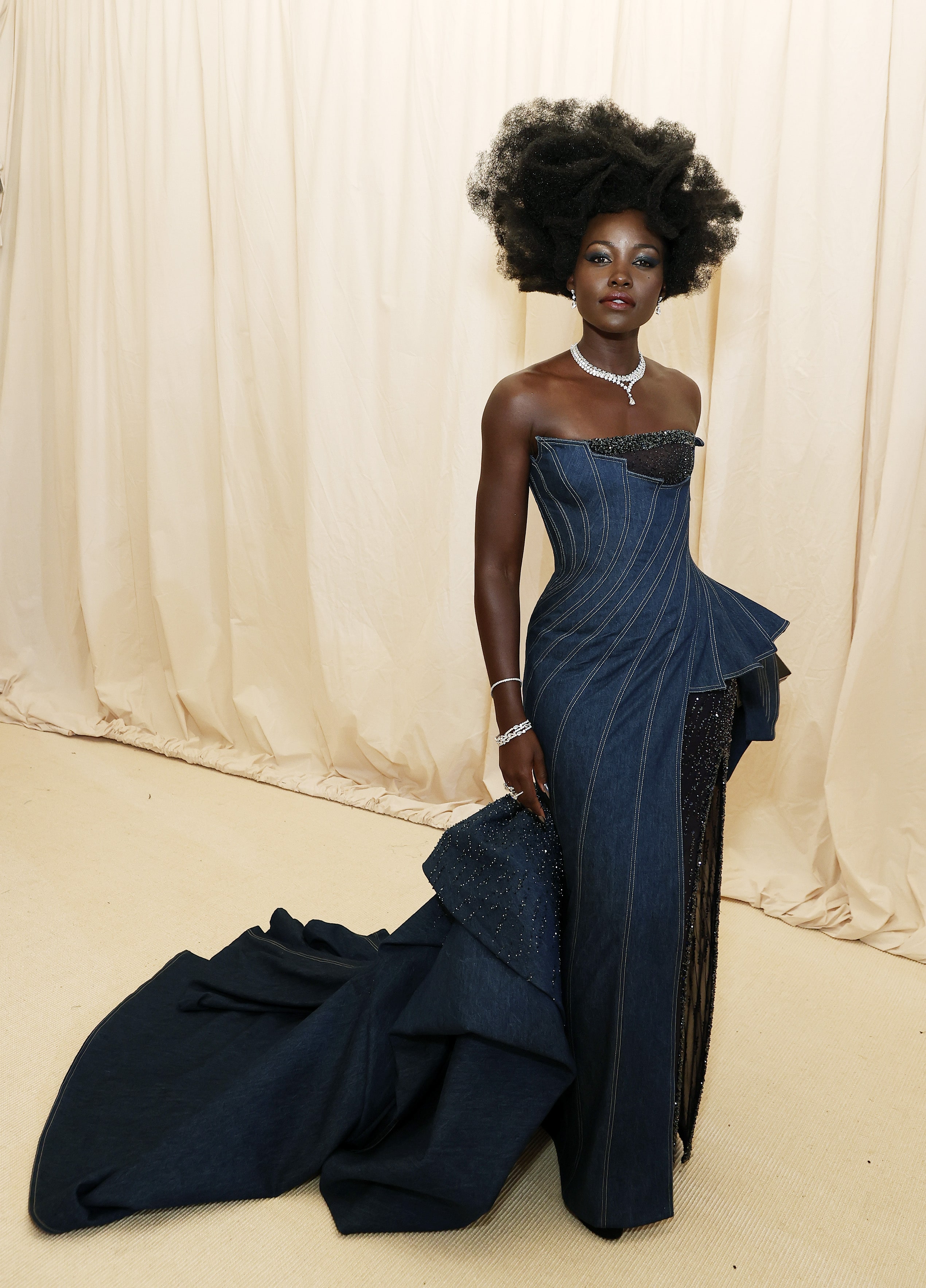 Люпита Нионго в Versace Jeans Couture