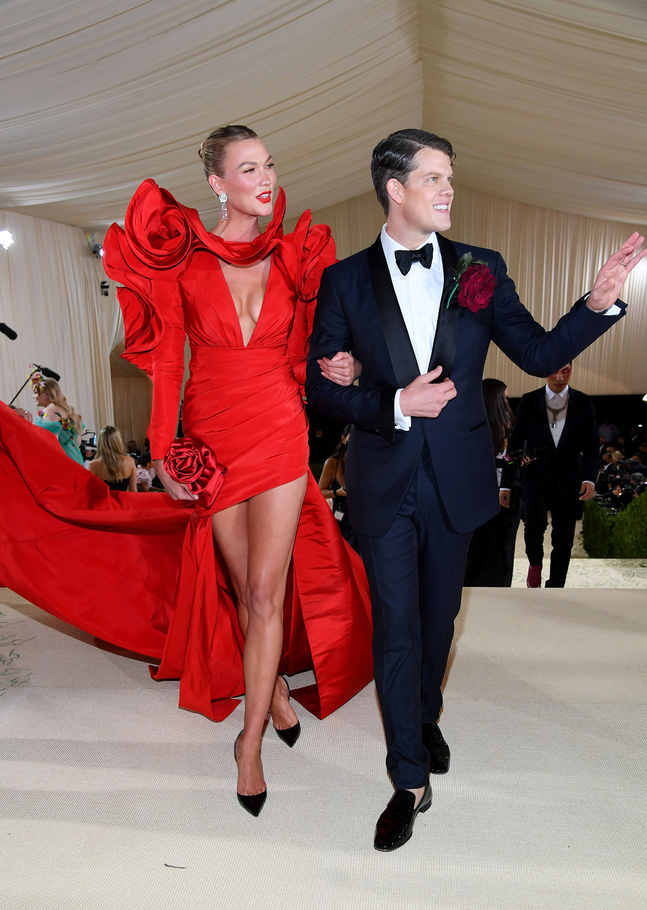 Карли Клосс в Carolina Herrera и Уэс Гордон 