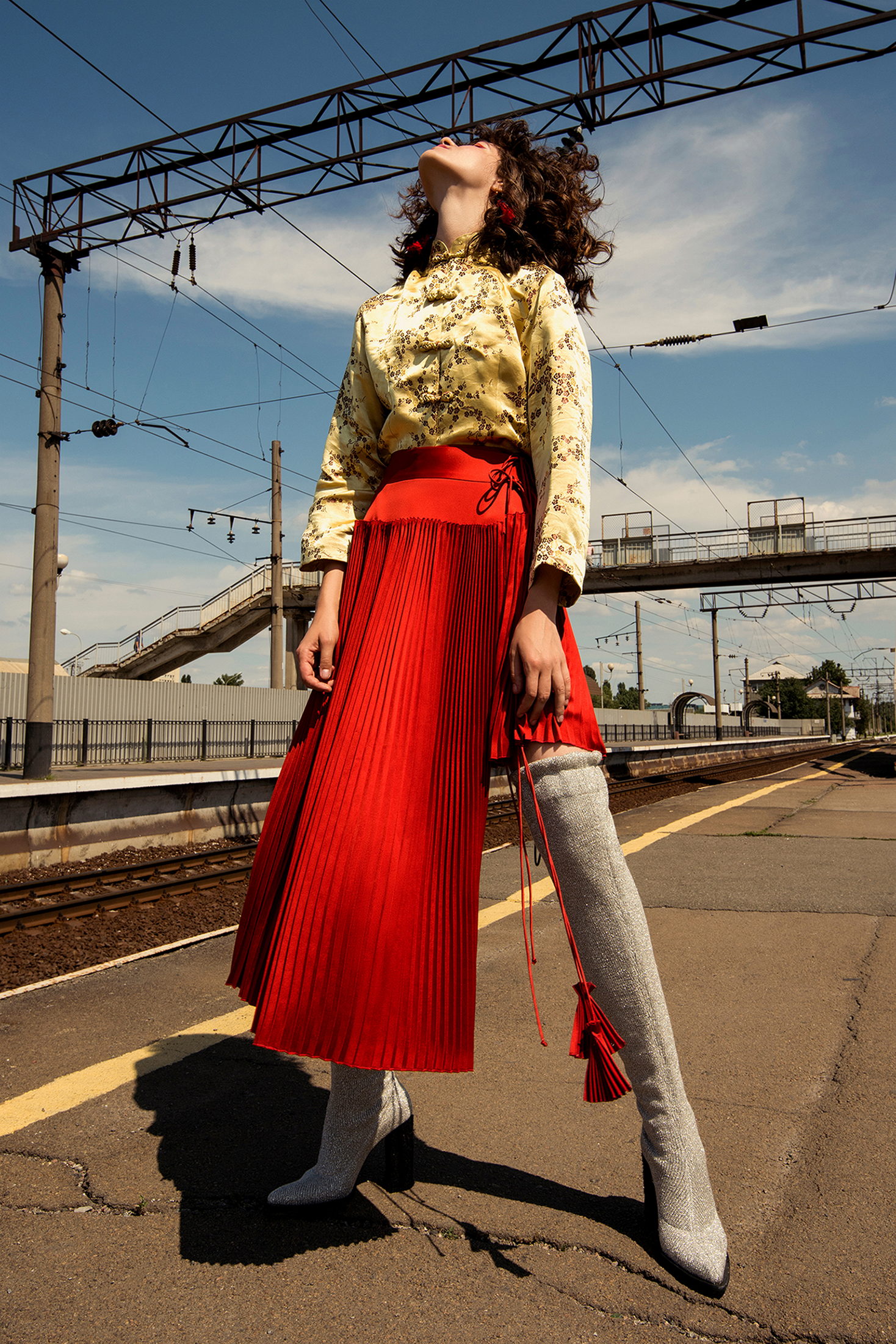 Топ - винтаж, юбка - ELENAREVA, ботфорты - FROLOV, серьги – собственность стилиста