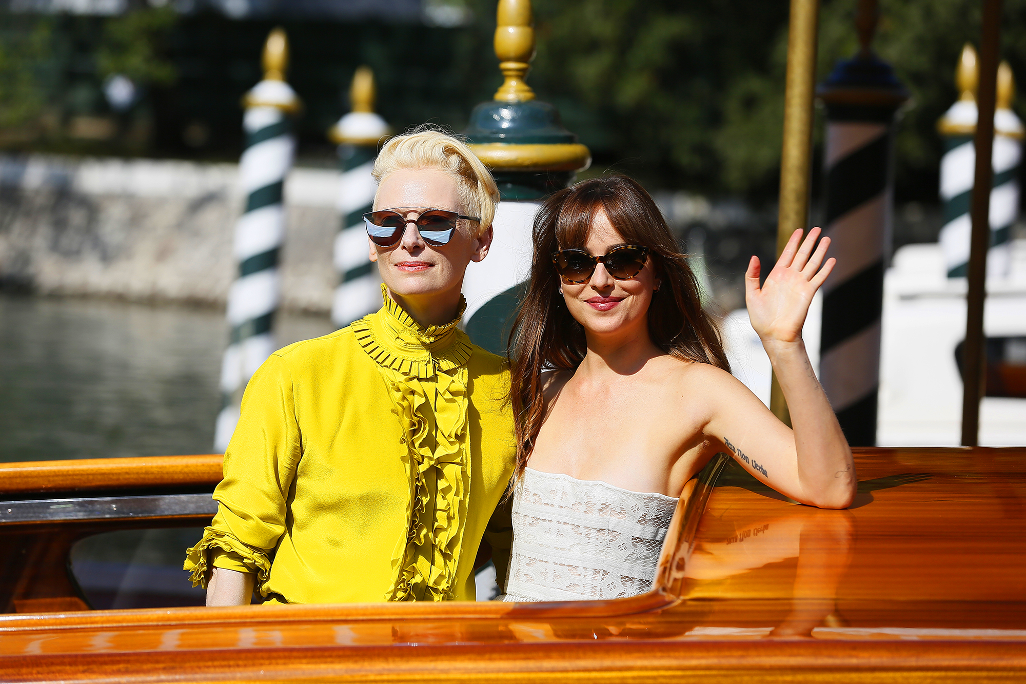 Тильда Суинтон и Дакота Джонсон прибывают на Лидо