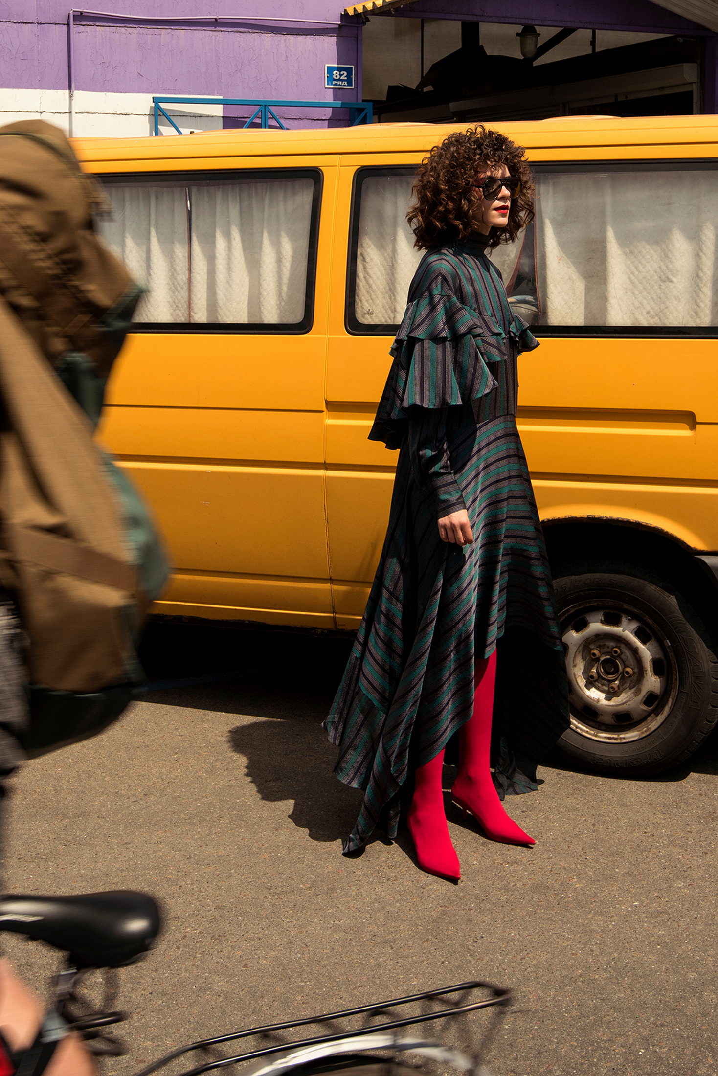 Платье -  ELENAREVA, очки - винтаж, обувь - собственность стилиста