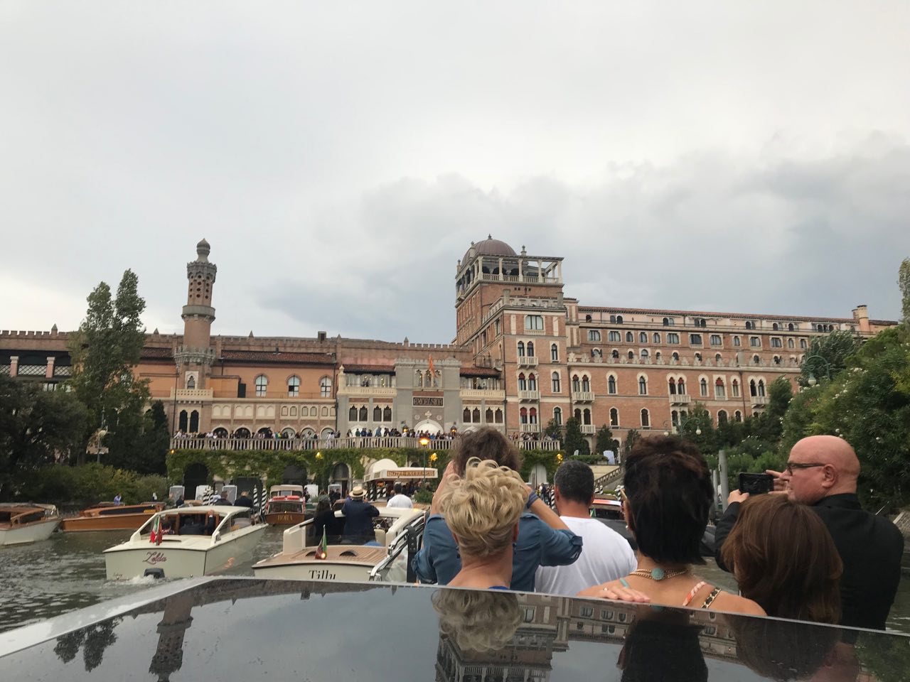 Очередь водных такси к причалу отеля Excelsior Lido