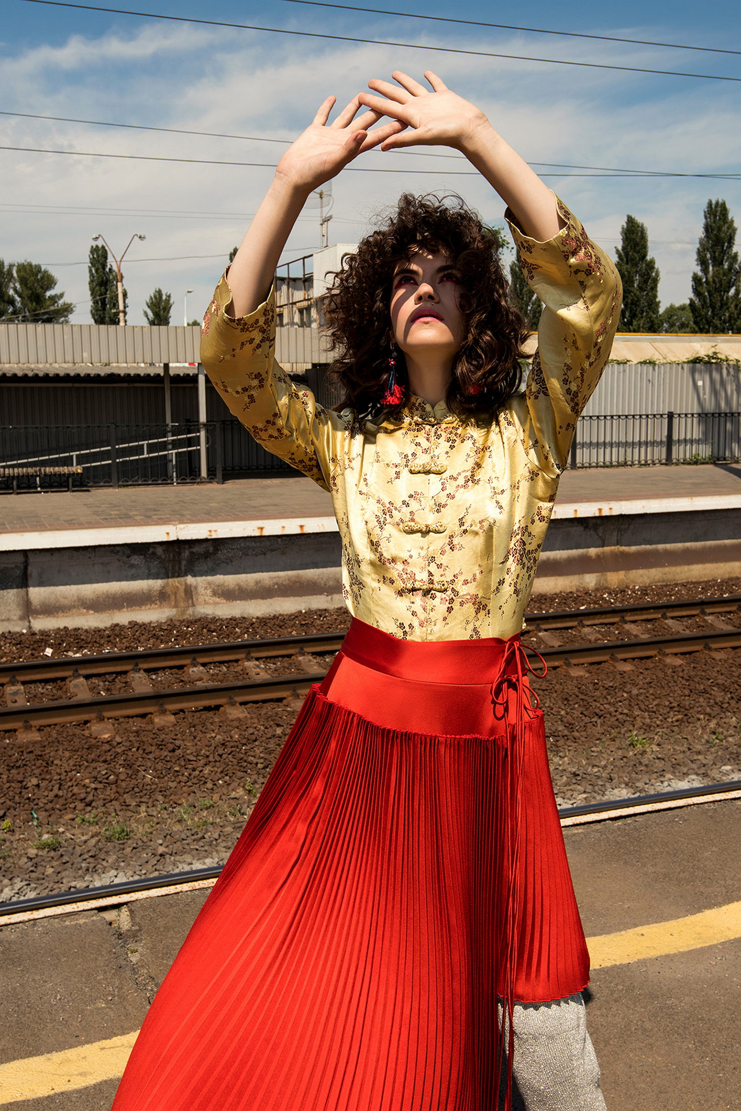 Топ - винтаж, юбка - ELENAREVA, ботфорты - FROLOV, серьги – собственность стил