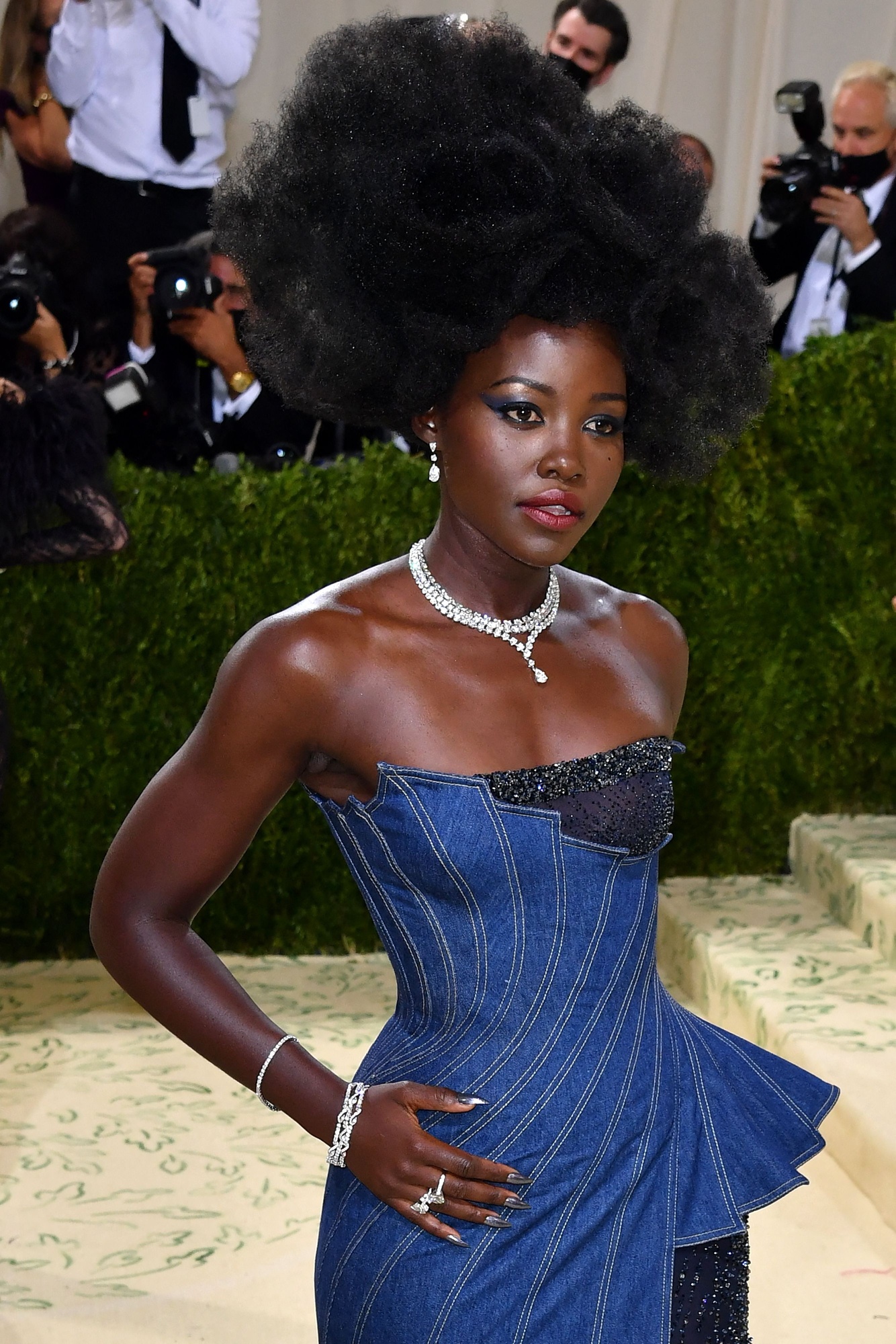 Люпита Нионго в Versace Jeans Couture