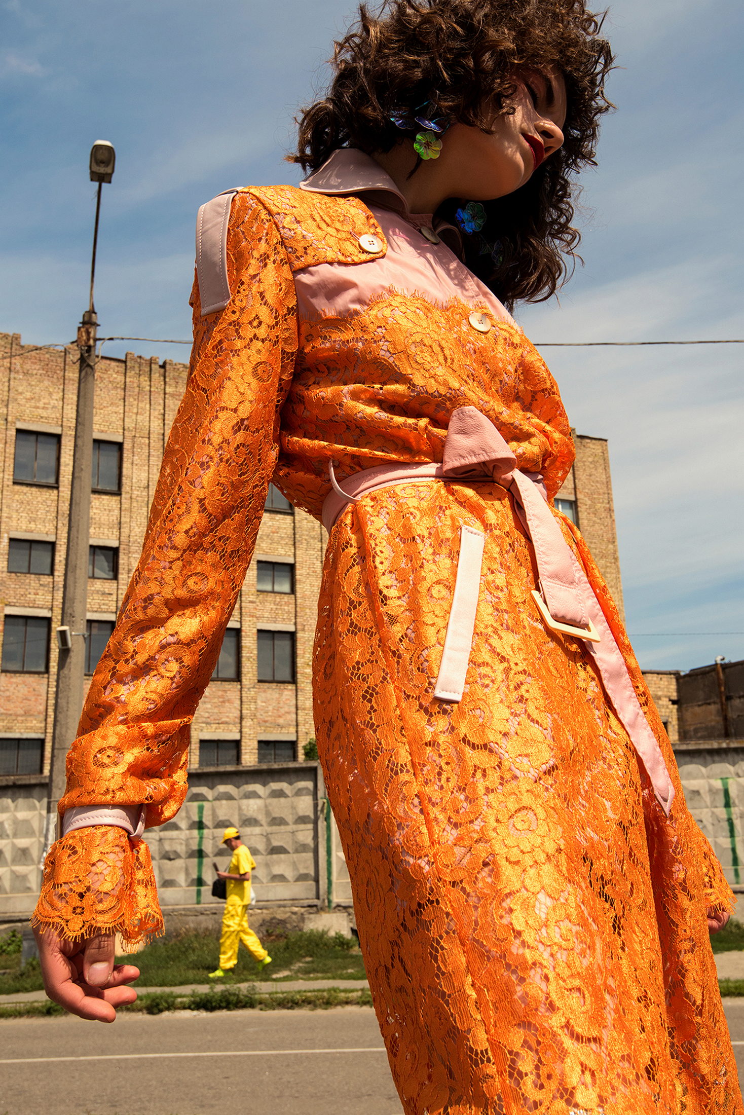 Тренч, ботфорты - FROLOV, серьги – собственность стилиста