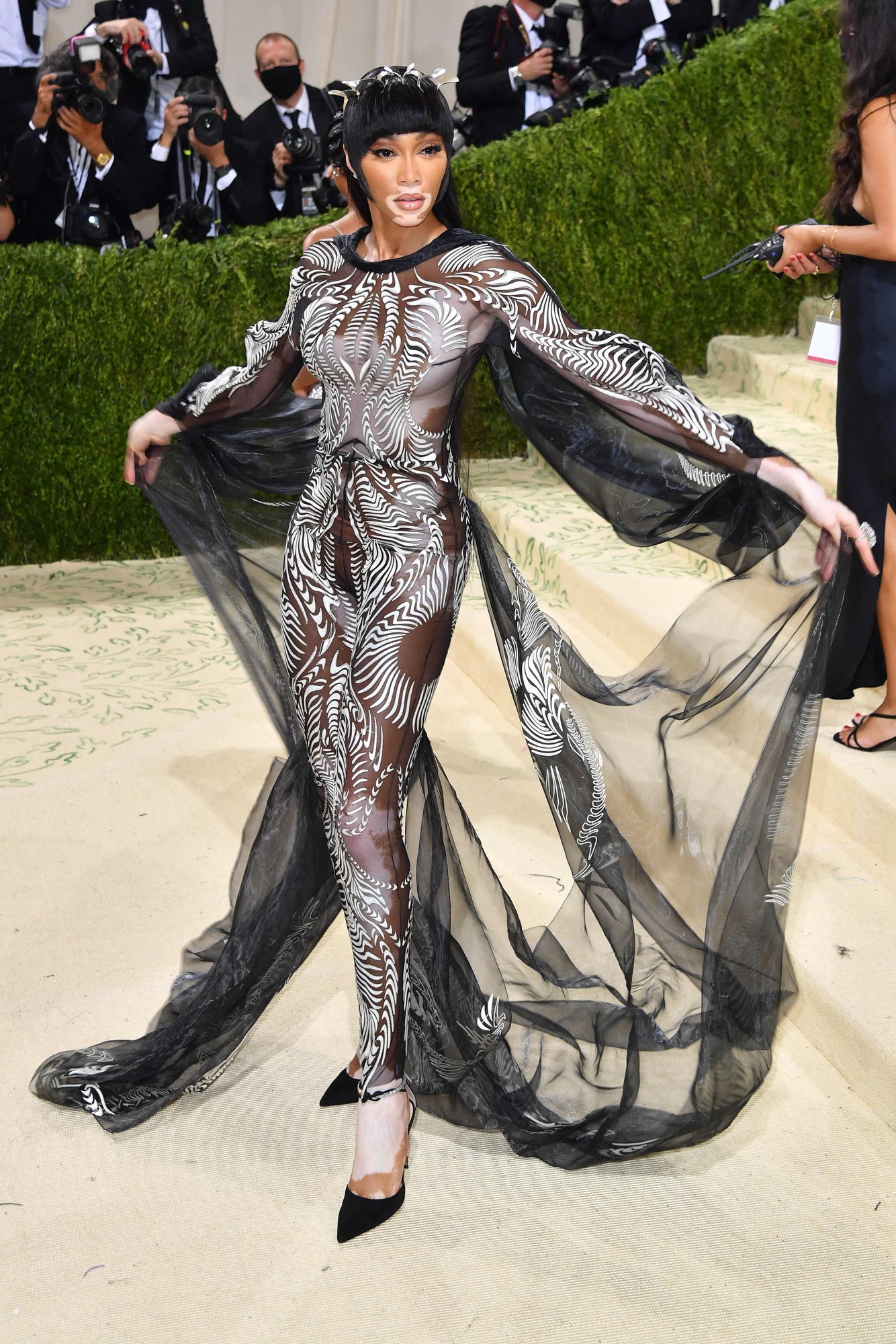 Винни Харлоу в Iris Van Herpen 