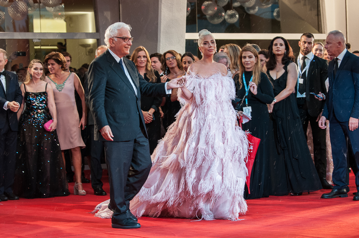 Леди Гага на красной дорожке вместе с президентом фестиваля Паоло Браттой