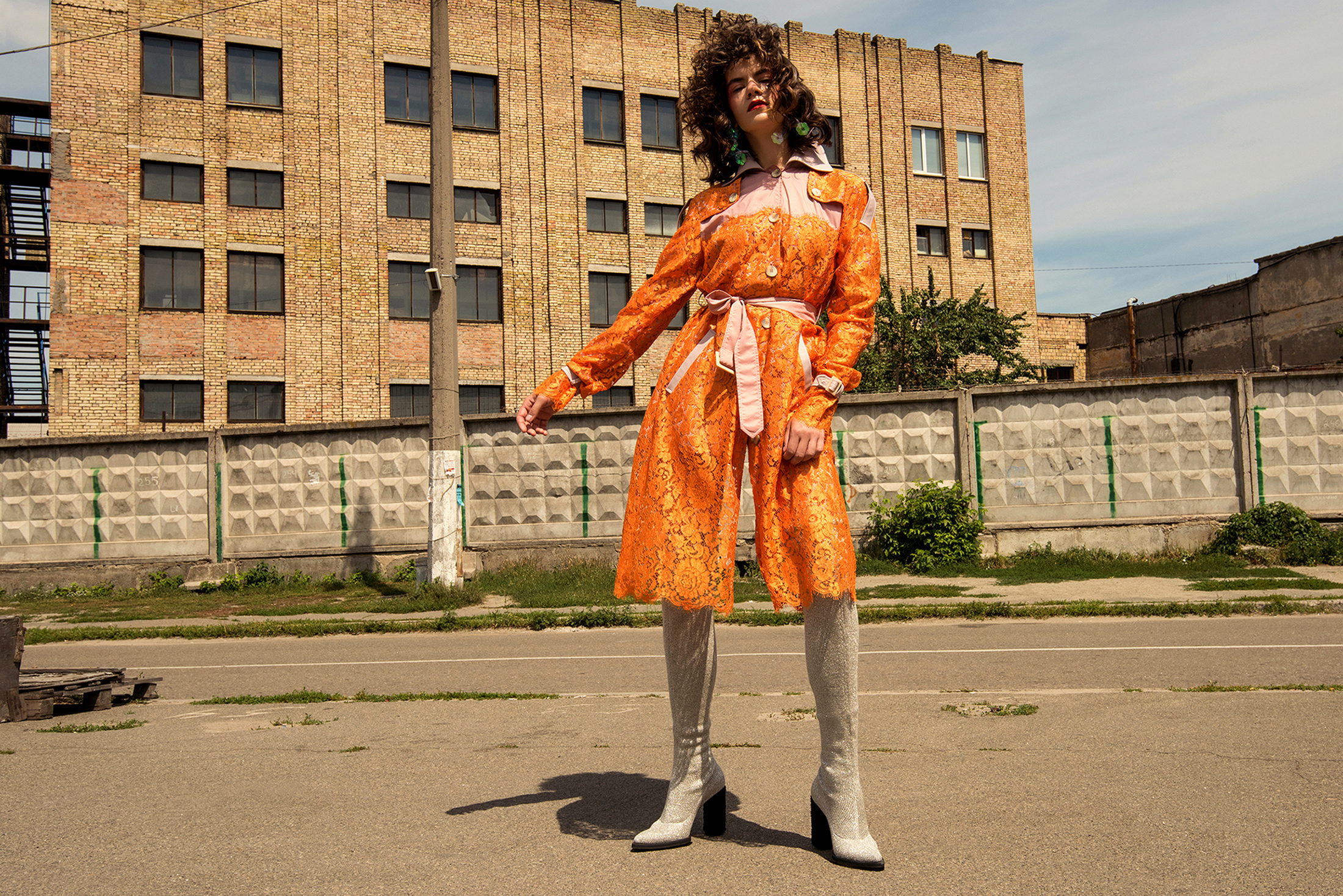 Тренч, ботфорты - FROLOV, серьги – собственность стилиста