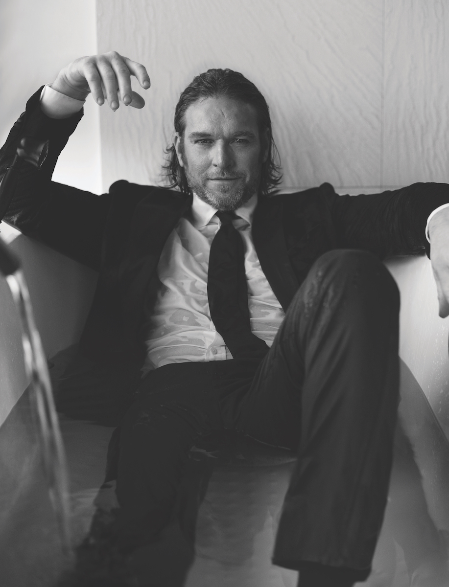 На Адаме: Рубашка Ralph Lauren, пиджак, брюки, галстук, носки — Hugo Boss