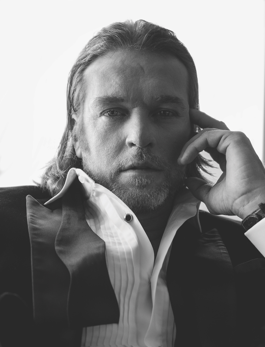 На Адаме: рубашка, пиджак, бабочка — Hugo Boss, часы Cartier