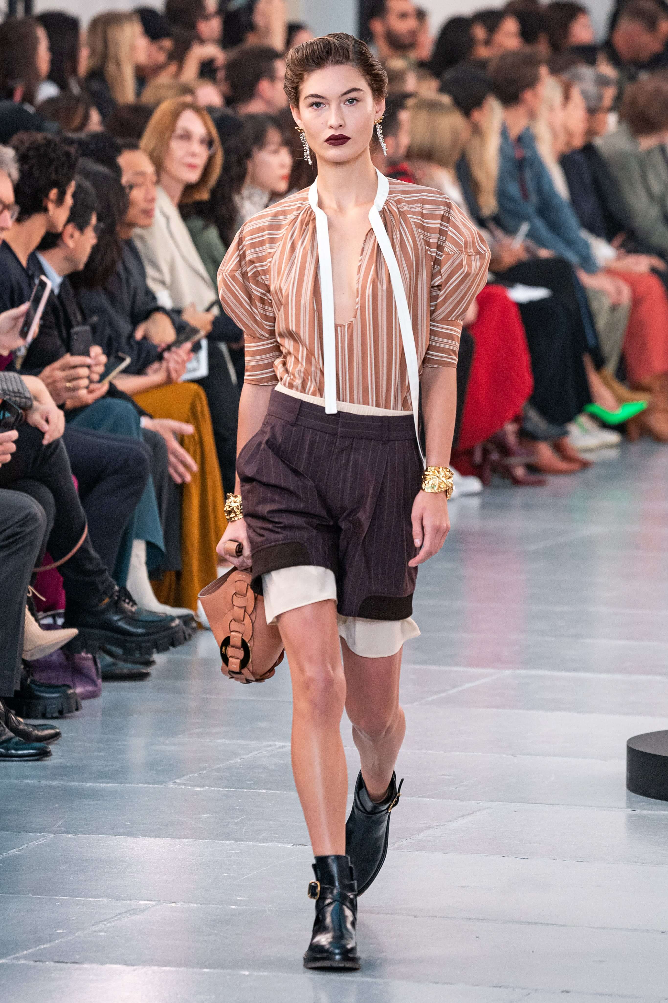 Chloe 2020. Фото с показа хлое. Chloe 2016. Модный показ хлое. Модные показы одежды.