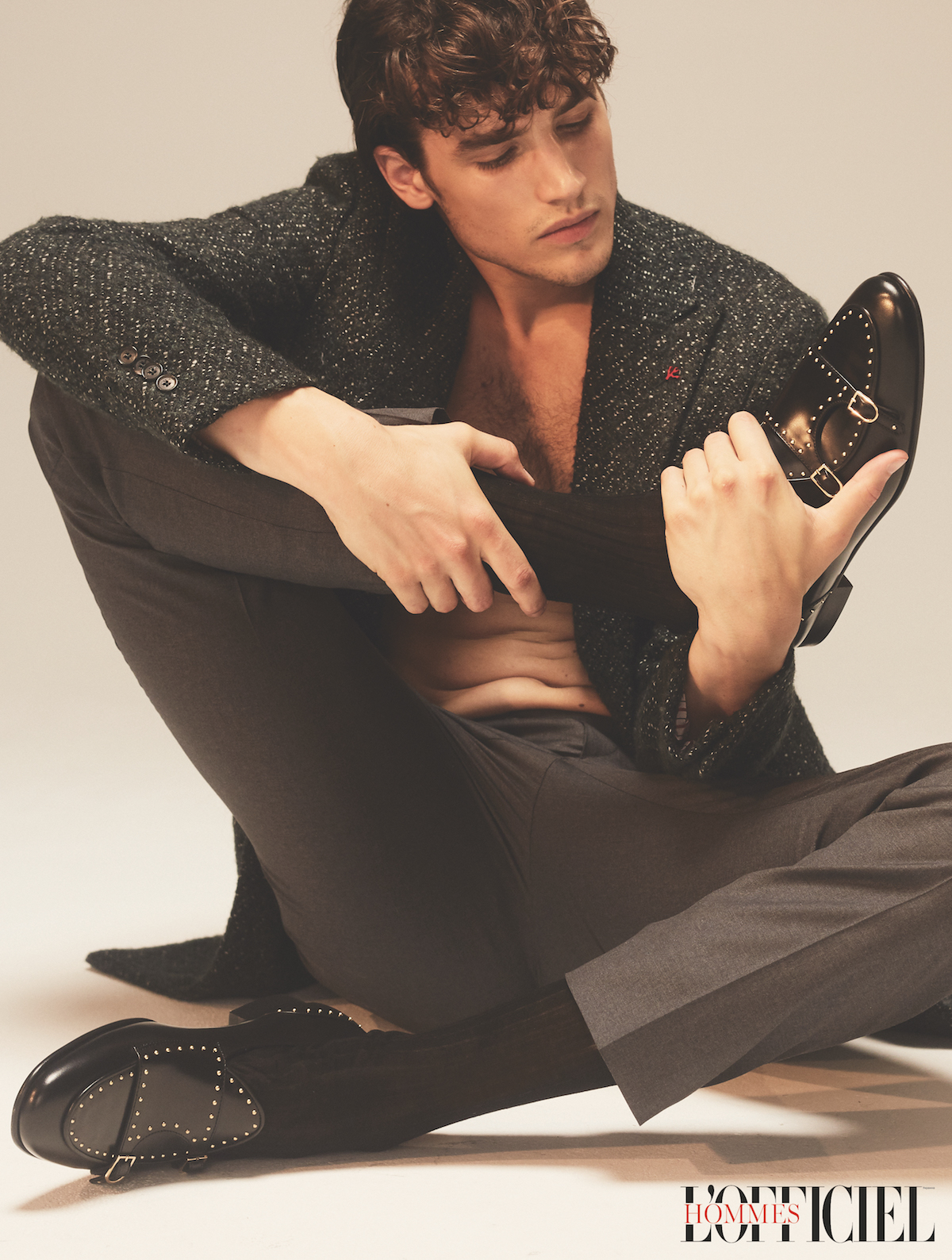 Пальто и брюки – Isaia; туфли Edhèn Milano; носки Bresciani