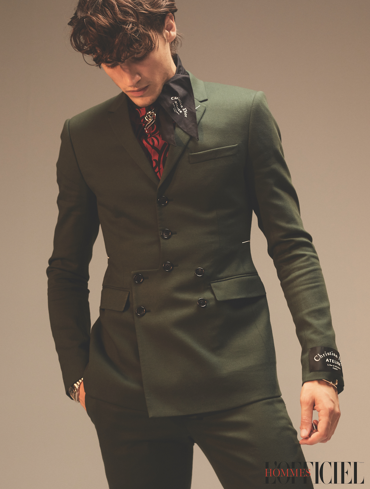 Костюм, рубашка, паше – Dior Homme; браслет, часы – Cartier