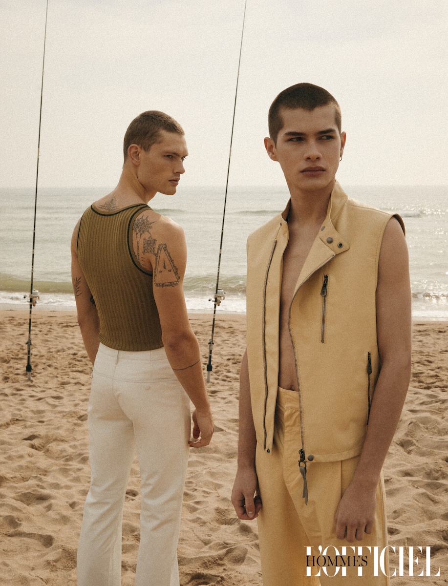 На Уильяме: майка, брюки — Salvatore Ferragamo. На Альваро: жилет, брюки — Salvatore Ferragamo