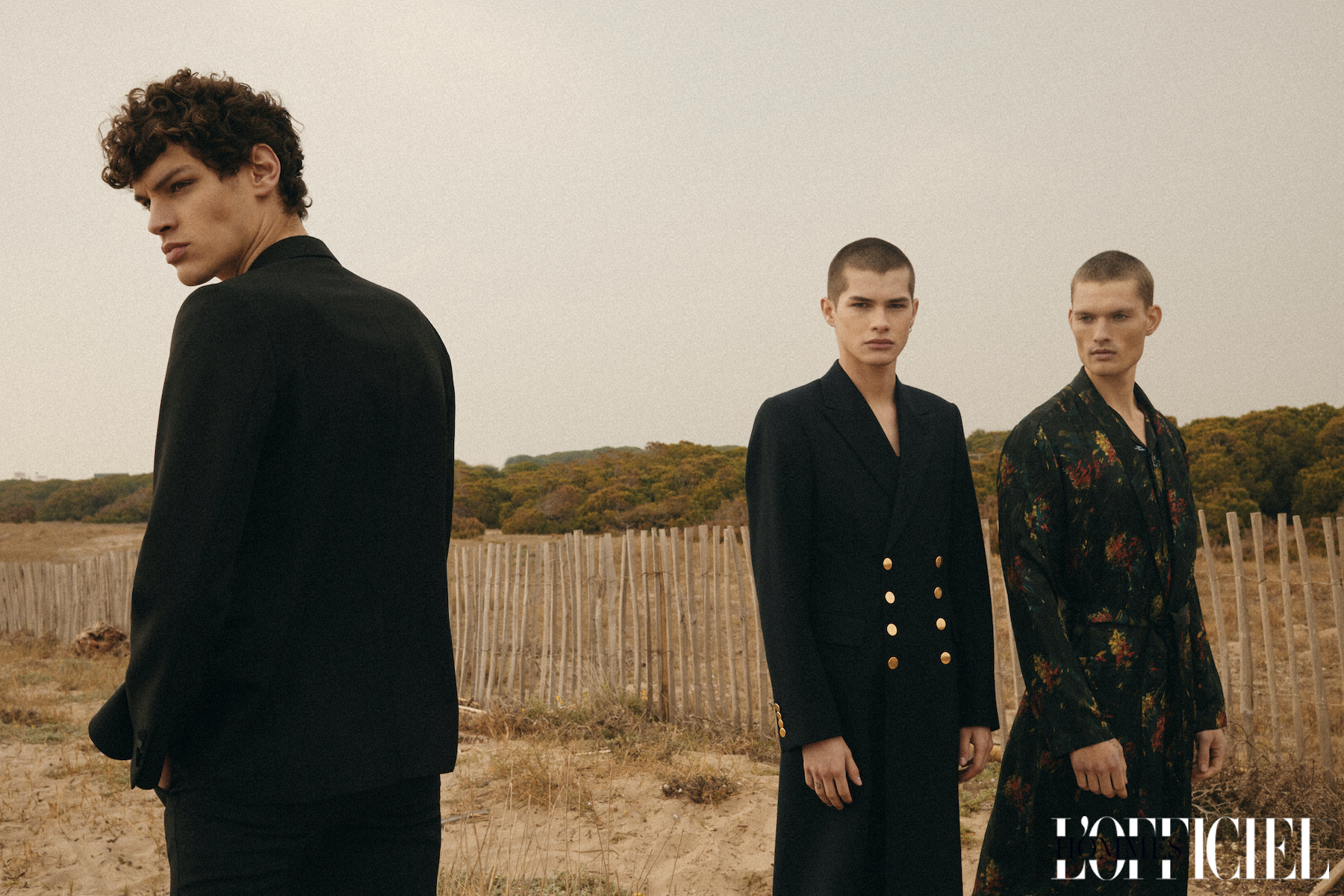 На Уильяме: халат Dries Van Noten. На Альваро: костюм Dries Van Noten. На Альфедро: пальто Dries Van Noten 