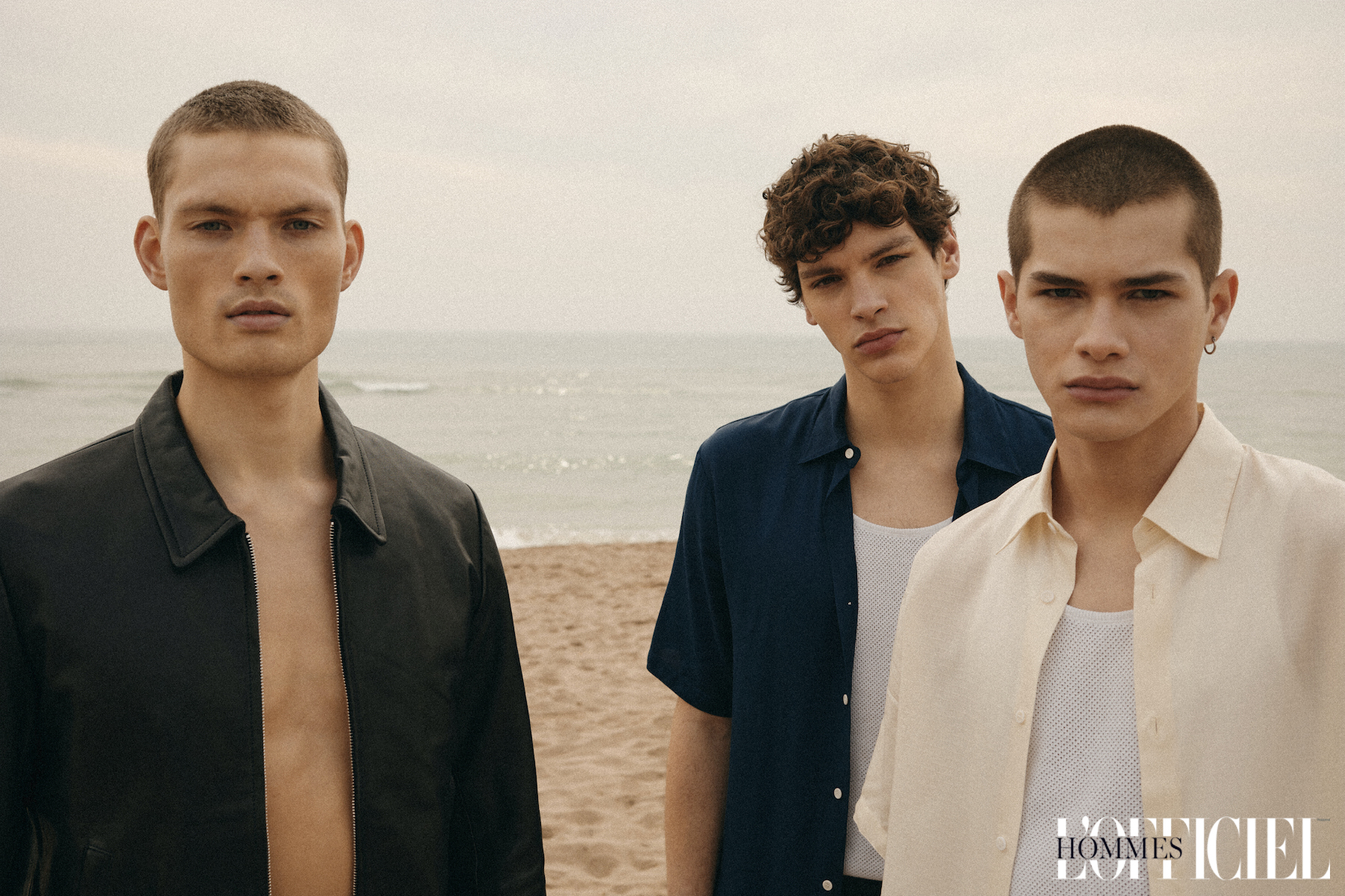 На Уильяме: жакет Sandro. На Альваро: рубашка, майка — Sandro. На Альфедро: рубашка, майка — Sandro 