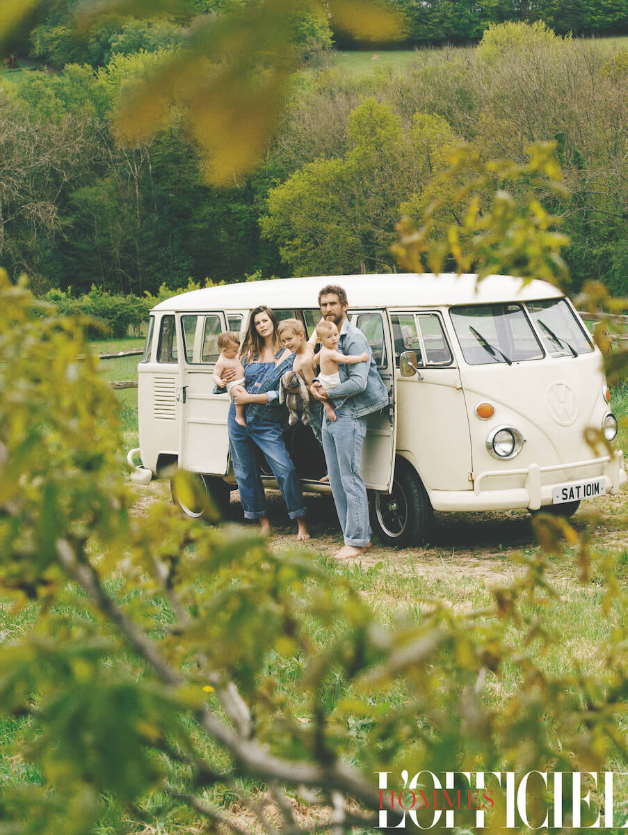 Уилл: куртка Levi’s, джинсы Louis Vuitton. Клоя: комбинезон Beyond Retro, куртка Levi’s. Артур: джинсы Tommy Hilfiger. Двойняшки: подгузники Gap 