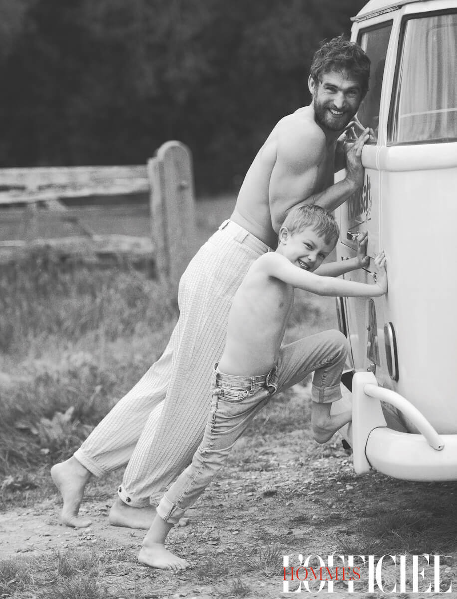 Уилл: брюки Giorgio Armani. Aртур: джинсы Tommy Hilfiger 