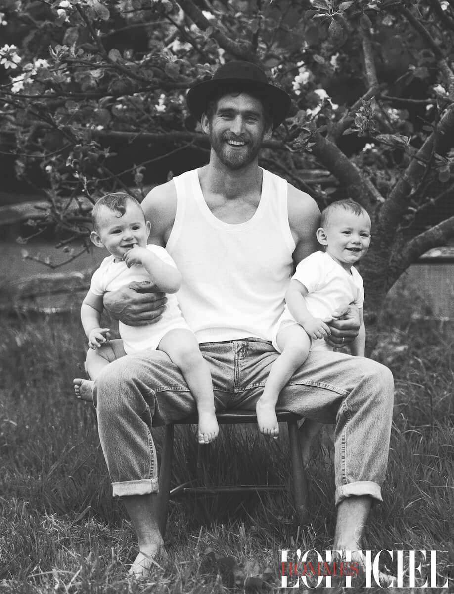 Майка Ermenegildo Zegna, джинсы Levi’s, шляпа Lock & Co. Hatters, детские боди Cashmirino 