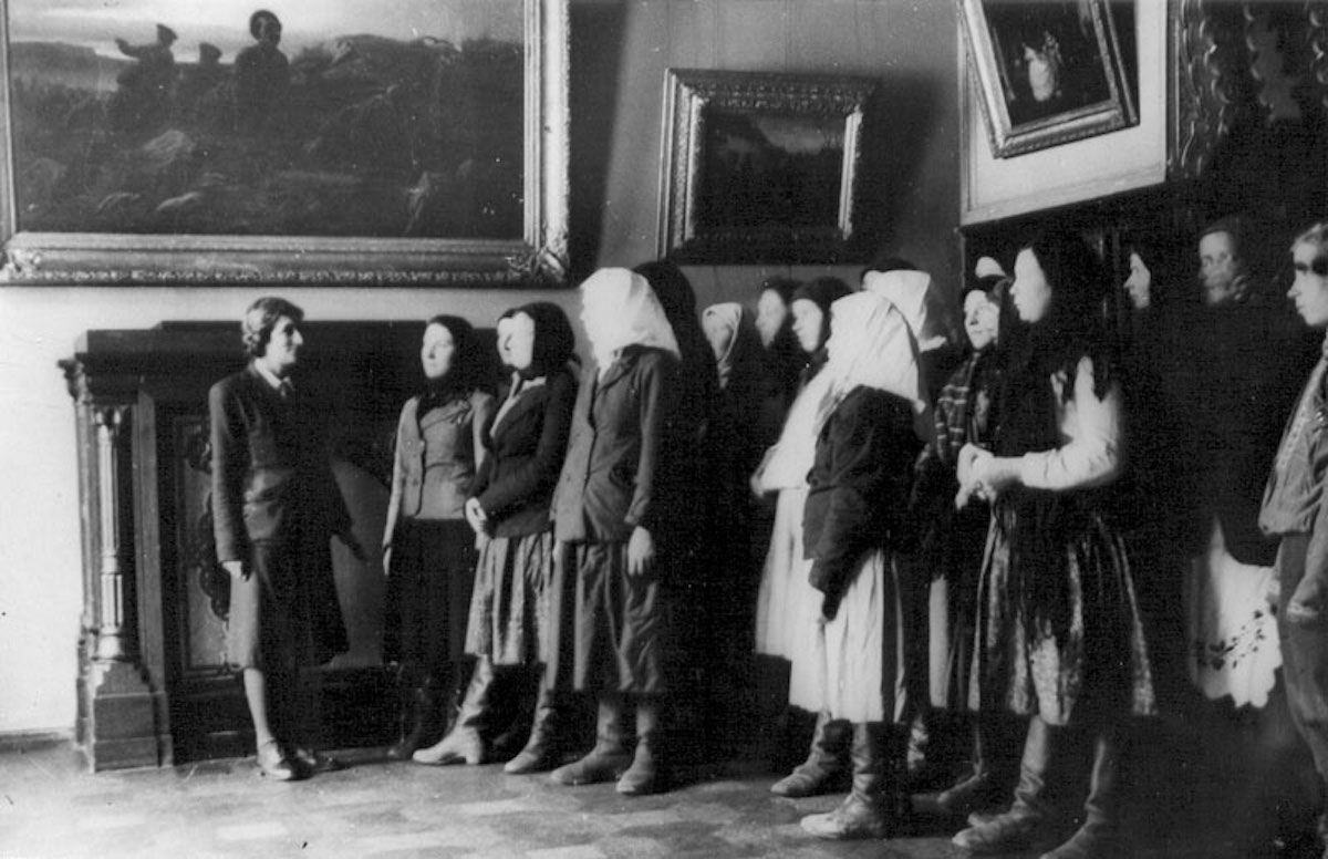 Экскурсовод с группой гостей, в одном из залов Киевской картинной галереи