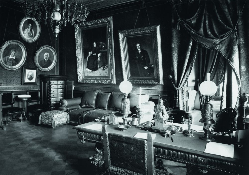 Интерьер домашнего кабинета Николы Терещенко. На стене портреты хозяина дома и его супруги Пелагеи Терещенко, кисти Н. Кузнецова