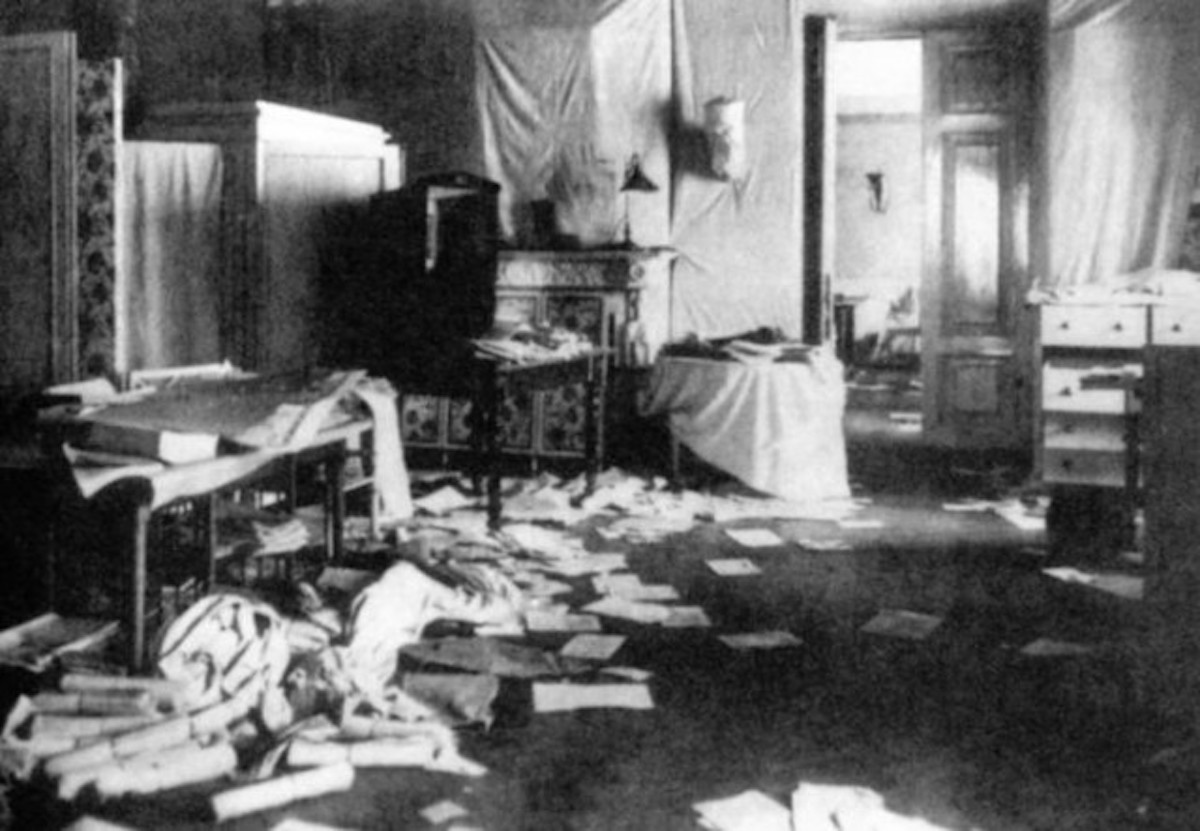 Кабинеты Зимнего дворца после штурма, в ночь на 26 октября 1917 года 