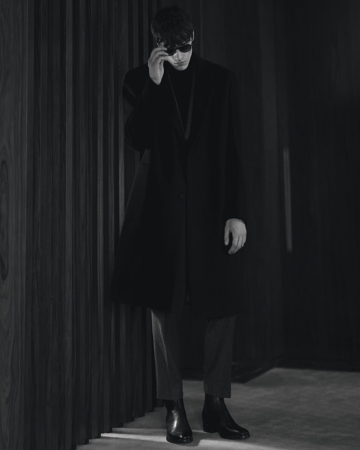 Костюм Ami, водолазка Maison Margiela, пальто Fear of God, обувь Officine Creative, очки Mykita