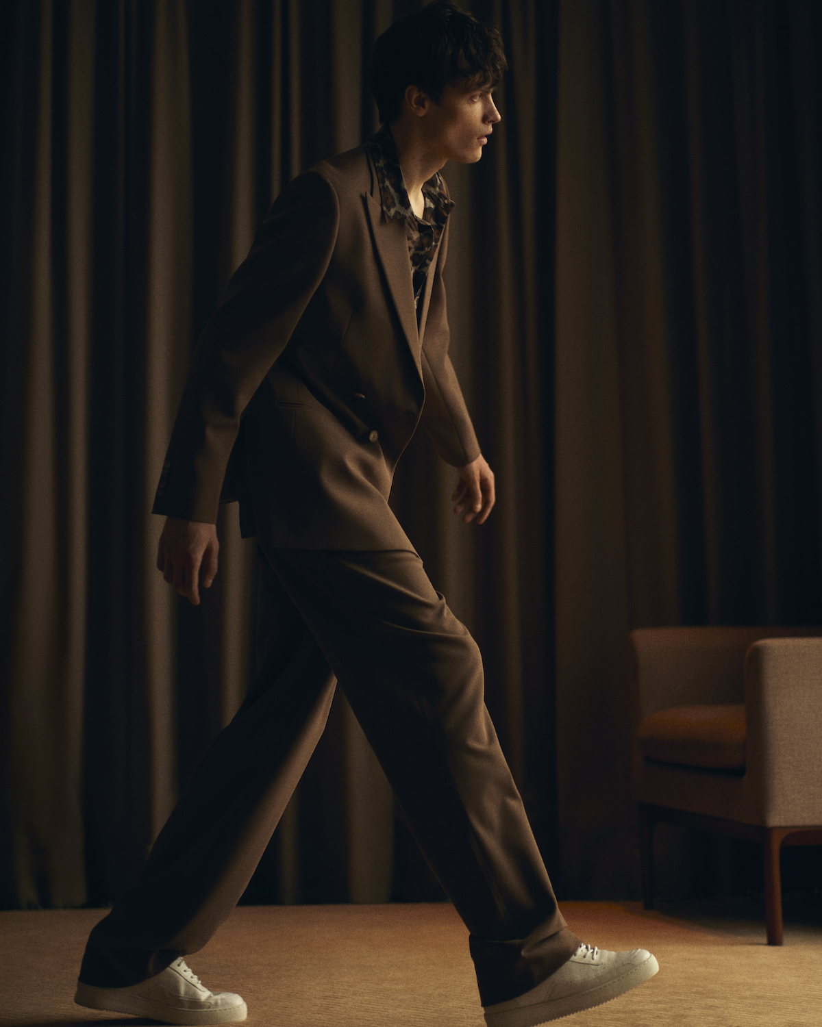 Костюм и сорочка — Nanushka, кроссовки Filling Pieses