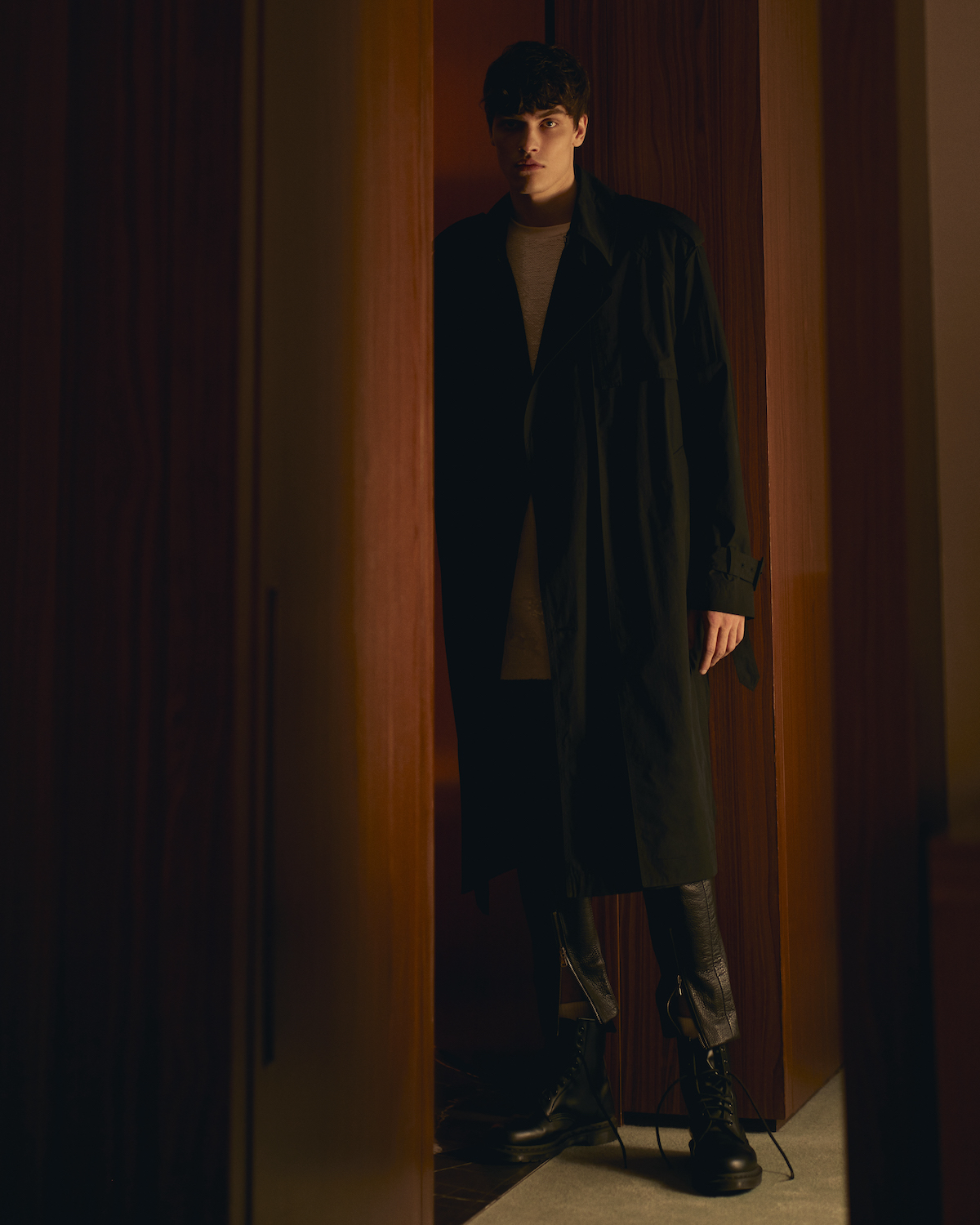 Футболка RTA, тренч Juun J, обувь Dr. Martens, очки Mykita 