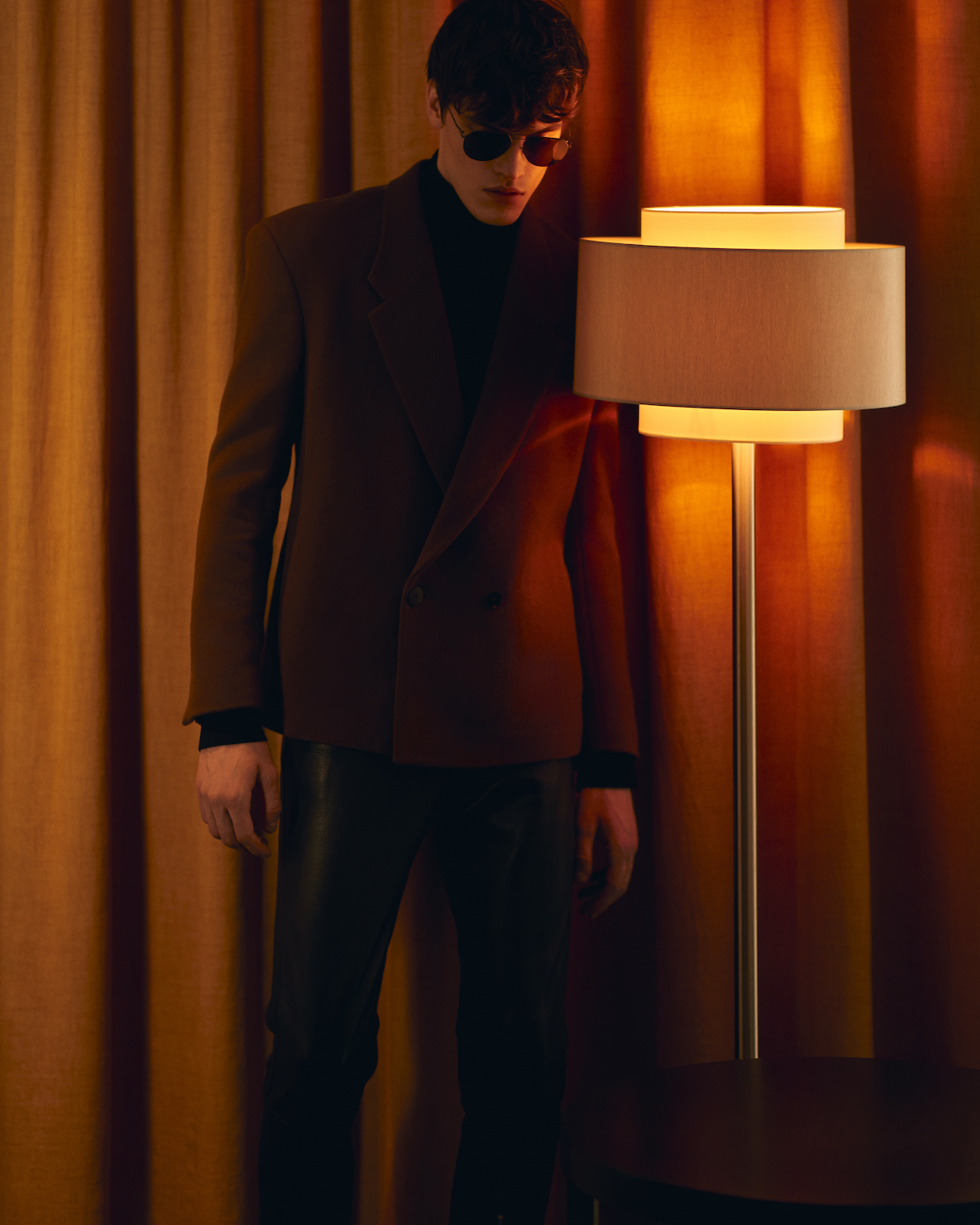 Пиджак Ermenegildo Zegna, водолазка Maison Margiela, очки Mykita & Margiela