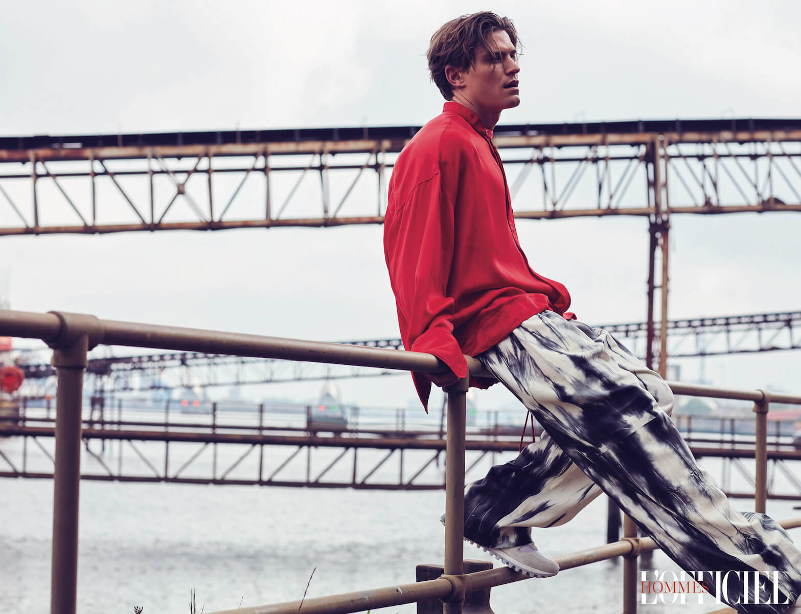 Рубашка, брюки и кроссовки – Louis Vuitton 